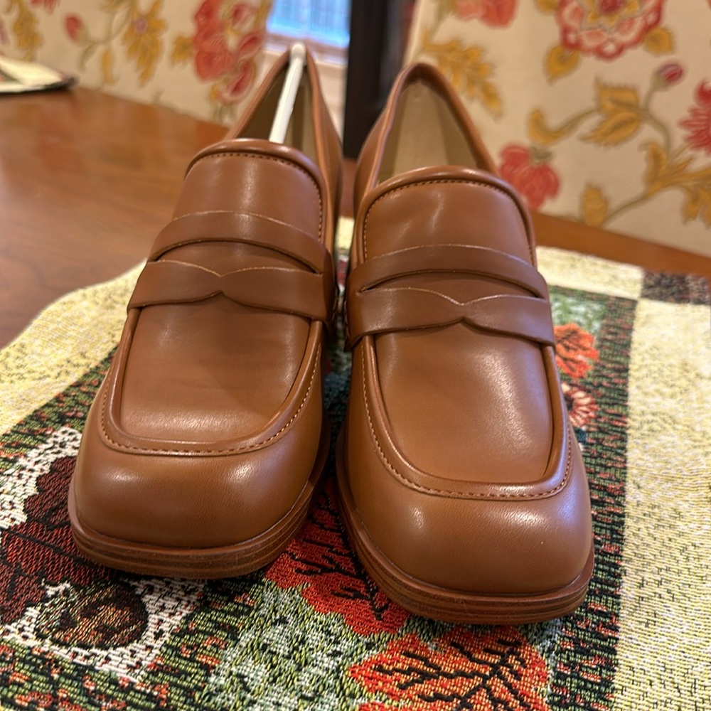 Nine West Avalia Heeled Loafers × 1
8 / M / Dark Natural — New in Box